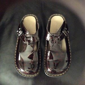 INGARO Brown Cellophane Buckled Clog